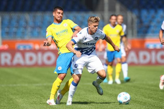 01.09.2024, xtgx, Fussball 2. Bundesliga, Eintracht Braunschweig - Karlsruher SC emspor, v.l. Fabio Di Michele Sanchez (Braunschweig, 22), Dzenis Burnic (Karlsruhe, 7) Zweikampf, Duell, Kampf, tackle (DFL DFB REGULATIONS PROHIBIT ANY USE OF PHOTOGRAPHS as IMAGE SEQUENCES and or QUASI-VIDEO) Braunschweig