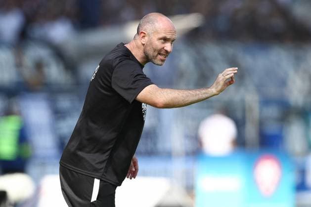 01.09.2024, xtgx, Fussball 2. Bundesliga, Eintracht Braunschweig - Karlsruher SC emspor, v.l. Daniel Scherning (Braunschweig, Trainer) gibt Anweisungen, gestikuliert mit den Armen, gesticulate, gives instructions (DFL DFB REGULATIONS PROHIBIT ANY USE OF PHOTOGRAPHS as IMAGE SEQUENCES and or QUASI-VIDEO) Braunschweig