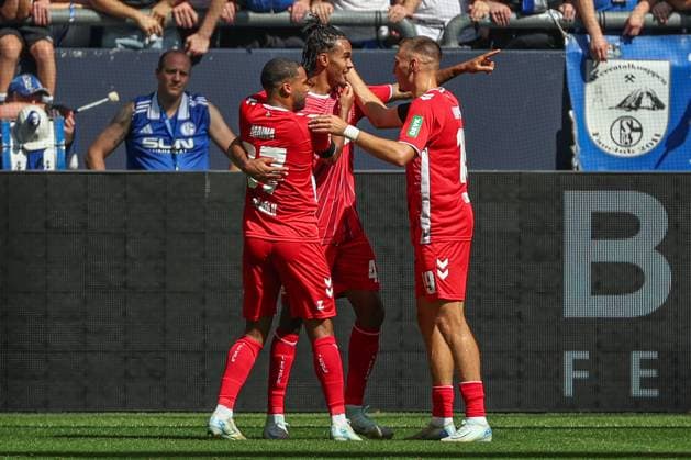 2. Bundesliga - FC Schalke 04 - 1. FC Köln am 01.09.2024 in der Veltins-Arena auf Schalke Jubel, Torjubel, Torschuetze, Torschütze Damion Downs (Koeln 42) jubelt nach seinem Tor zum 0 zu 1 mit Tim Lemperle (Koeln 19) und Linton Maina (Koeln 37)