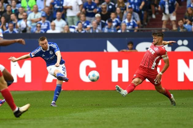 Tobias Mohr (FC Schalke 04) und Jan Thielmann (1. FC Koeln) im Zweikampf waehrend des Spiels der 2. Bundesliga zwischen FC Schalke 04 und 1. FC Köln in der Veltins-Arena am 01. September 2024 in Gelsenkirchen, Deutschland. (Foto von Ralf Treese DeFodi Images) +++ Tobias Mohr (FC Schalke 04) und Jan Thielmann (1. FC Koeln) battle for the ball during the 2. Bundesliga match between FC Schalke 04 and 1. FC Köln at Veltins-Arena on September 1, 2024 in Gelsenkirchen, Germany. (Photo by Ralf Treese DeFodi Images) DFB DFL REGULATIONS PROHIBIT ANY USE OF PHOTOGRAPHS AS IMAGE SEQUENCES AND OR QUASI-VIDEO. Defodi-521_S04KOE20240901_014