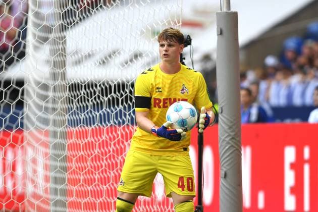 Torwart Jonas Urbig (1. FC Koeln) schaut waehrend des Spiels der 2. Bundesliga zwischen FC Schalke 04 und 1. FC Köln in der Veltins-Arena am 01. September 2024 in Gelsenkirchen, Deutschland. (Foto von Ralf Treese DeFodi Images) +++ Torwart Jonas Urbig (1. FC Koeln) looks on during the 2. Bundesliga match between FC Schalke 04 and 1. FC Köln at Veltins-Arena on September 1, 2024 in Gelsenkirchen, Germany. (Photo by Ralf Treese DeFodi Images) DFB DFL REGULATIONS PROHIBIT ANY USE OF PHOTOGRAPHS AS IMAGE SEQUENCES AND OR QUASI-VIDEO. Defodi-521_S04KOE20240901_018