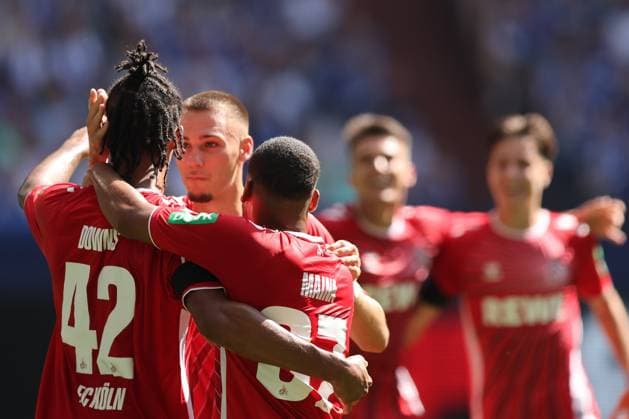 Die Spieler vom 1.FC Köln freue sich über das Tor zum 0:1 durch Damion Downs (1.FC Köln) beim Spiel der 2. BL (Saison 2024 25) FC Schalke 04 - 1. FC Köln Copyright: Thomas Pakusch