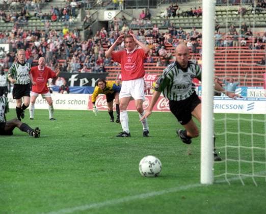 Archivbilder der Woche SPORT KW35 Fortuna Düsseldorf - Hannover 96 1:1 07.05.1999 Torwart Florian Müller (H96) ist geschlagen, aber der Ball geht nicht ins Tor. Rudolf Zedi Und Igli Tare (Fortuna) raufen sich die Haare *** Fortuna Düsseldorf Hannover 96 1 1 07 05 1999 Goalkeeper Florian Müller H96 is beaten, but the ball doesnt go into the goal Rudolf Zedi And Igli Tare Fortuna are tearing their hair out HM
