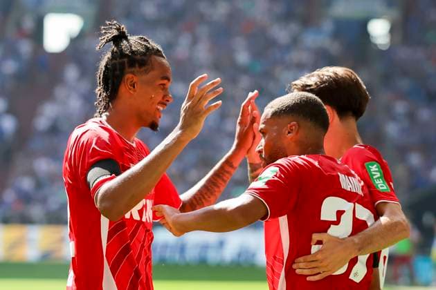 Linton Maina (1. FC Koeln) bejubelt seinen Treffer zum 0:2 mit Damion Downs (1. FC Koeln) und Denis Husein-Basic (1. FC Koeln), 2. Bundesliga, FC Schalke 04 vs 1. FC Köln, Veltins-Arena am 01. September 2024 in Gelsenkirchen, Deutschland. (Foto von Marco Steinbrenner DeFodi Images) Linton Maina (1. FC Koeln) celebrates after scoring his teams second goal with Damion Downs (1. FC Koeln) and Denis Husein-Basic (1. FC Koeln), 2. Bundesliga, FC Schalke 04 vs 1. FC Köln, Veltins-Arena, September 1, 2024 in Gelsenkirchen, Germany. (Photo by Marco Steinbrenner DeFodi Images) DFB DFL REGULATIONS PROHIBIT ANY USE OF PHOTOGRAPHS AS IMAGE SEQUENCES AND OR QUASI-VIDEO. Defodi-700_schalke_koeln_20240901_028