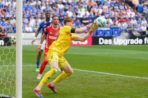 Fußball: 2. Bundesliga Saison 2024 - 2025, 4. Spieltag - FC Schalke 04 vs. 1. FC Köln - Veltins-Arena, Gelsenkirchen: Kölns Torwart Jonas Urbig in Aktion