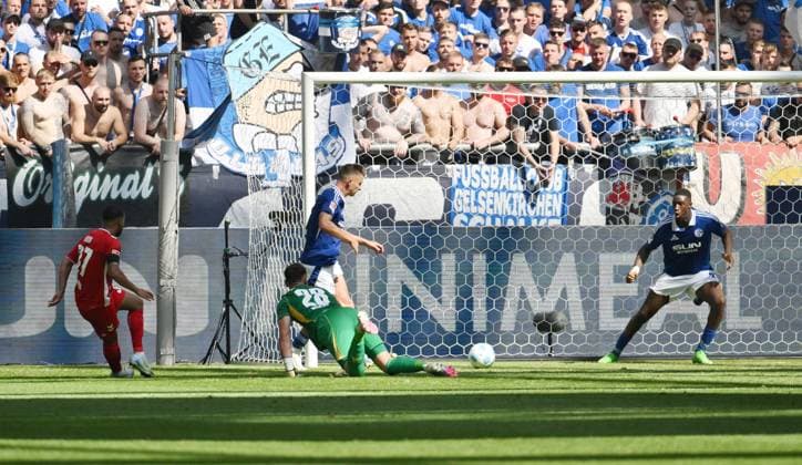 Linton Maina (1.FC Koeln), li., erzielt das Tor zum 0:2 01.09.2024, Fussball 2. Bundesliga, 4. Spieltag, Saison 2024 2025 FC Schalke 04 - 1. FC Köln Gelsenkirchen Veltins Arena Nordrhein Westfalen Deutschland