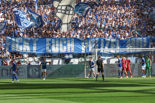 2. Bundesliga - FC Schalke 04 - 1. FC Köln am 01.09.2024 in der Veltins-Arena auf Schalke Die Schalke Fans in der Nordkurve mit einem Banner Transparent Spruchband - Fickt euch Polizei MD Magdeburg