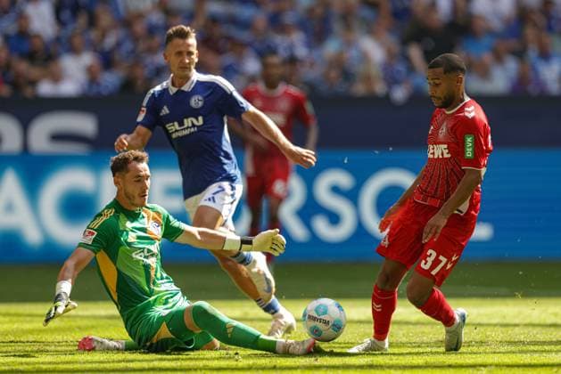 Gelsenkirchen, Deutschland, 01.09.24: Linton Maina (1. FC Koeln) und Torwart Justin Heekeren (FC Schalke 04) im Kampf um den Ball waehrend des Spiels der 2. Bundesliga zwischen FC Schalke 04 vs 1.FC Köln in der Veltins-Arena am 01. September 2024 in Gelsenkirchen, Deutschland. (Foto von Stefan Brauer Brauer-Fotoagentur) Gelsenkirchen, Germany, 01.09.24: Linton Maina (1. FC Koeln) und Torwart Justin Heekeren (FC Schalke 04) battle for the ball during the 2. Bundesliga match between FC Schalke 04 vs 1.FC Köln at Veltins-Arena on September 1, 2024 in Gelsenkirchen, Germany. (Photo by Stefan Brauer Brauer-Fotoagentur) Gelsenkirchen Veltins-Arena Germany