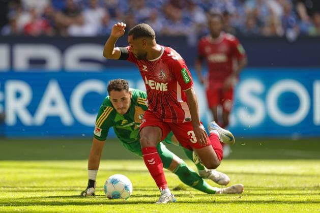 Gelsenkirchen, Deutschland, 01.09.24: Linton Maina (1. FC Koeln) und Torwart Justin Heekeren (FC Schalke 04) im Kampf um den Ball waehrend des Spiels der 2. Bundesliga zwischen FC Schalke 04 vs 1.FC Köln in der Veltins-Arena am 01. September 2024 in Gelsenkirchen, Deutschland. (Foto von Stefan Brauer Brauer-Fotoagentur) Gelsenkirchen, Germany, 01.09.24: Linton Maina (1. FC Koeln) und Torwart Justin Heekeren (FC Schalke 04) battle for the ball during the 2. Bundesliga match between FC Schalke 04 vs 1.FC Köln at Veltins-Arena on September 1, 2024 in Gelsenkirchen, Germany. (Photo by Stefan Brauer Brauer-Fotoagentur) Gelsenkirchen Veltins-Arena Germany