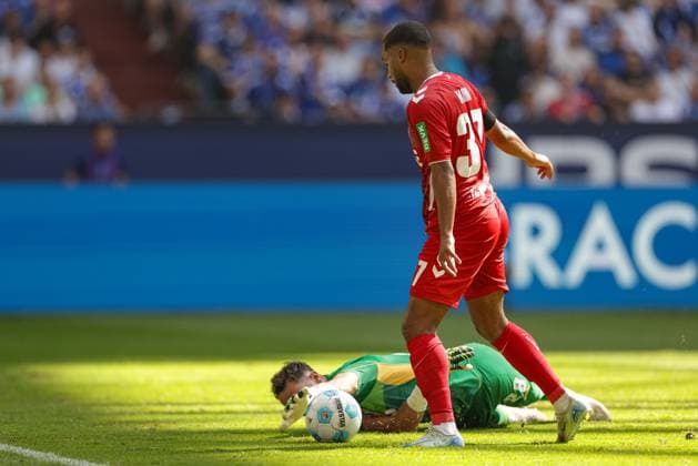 Gelsenkirchen, Deutschland, 01.09.24: Linton Maina (1. FC Koeln) und Torwart Justin Heekeren (FC Schalke 04) im Kampf um den Ball waehrend des Spiels der 2. Bundesliga zwischen FC Schalke 04 vs 1.FC Köln in der Veltins-Arena am 01. September 2024 in Gelsenkirchen, Deutschland. (Foto von Stefan Brauer Brauer-Fotoagentur) Gelsenkirchen, Germany, 01.09.24: Linton Maina (1. FC Koeln) und Torwart Justin Heekeren (FC Schalke 04) battle for the ball during the 2. Bundesliga match between FC Schalke 04 vs 1.FC Köln at Veltins-Arena on September 1, 2024 in Gelsenkirchen, Germany. (Photo by Stefan Brauer Brauer-Fotoagentur) Gelsenkirchen Veltins-Arena Germany