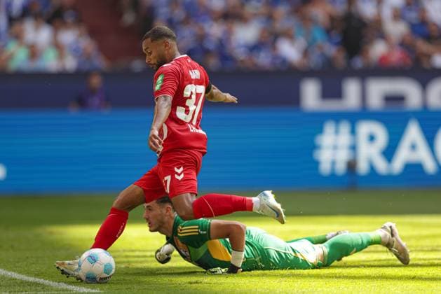 Gelsenkirchen, Deutschland, 01.09.24: Linton Maina (1. FC Koeln) und Torwart Justin Heekeren (FC Schalke 04) im Kampf um den Ball waehrend des Spiels der 2. Bundesliga zwischen FC Schalke 04 vs 1.FC Köln in der Veltins-Arena am 01. September 2024 in Gelsenkirchen, Deutschland. (Foto von Stefan Brauer Brauer-Fotoagentur) Gelsenkirchen, Germany, 01.09.24: Linton Maina (1. FC Koeln) und Torwart Justin Heekeren (FC Schalke 04) battle for the ball during the 2. Bundesliga match between FC Schalke 04 vs 1.FC Köln at Veltins-Arena on September 1, 2024 in Gelsenkirchen, Germany. (Photo by Stefan Brauer Brauer-Fotoagentur) Gelsenkirchen Veltins-Arena Germany