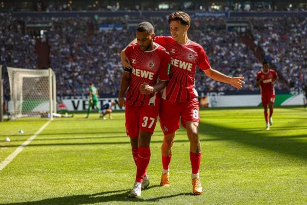 Gelsenkirchen, Deutschland, 01.09.24: Linton Maina (1. FC Koeln) Torjubel, jubelt mit seiner Mannschaft nach dem Treffer zum 0:2 waehrend des Spiels der 2. Bundesliga zwischen FC Schalke 04 vs 1.FC Köln in der Veltins-Arena am 01. September 2024 in Gelsenkirchen, Deutschland. (Foto von Stefan Brauer Brauer-Fotoagentur) Gelsenkirchen, Germany, 01.09.24: Linton Maina (1. FC Koeln) celebrates after scoring his team s second goal with teammates during the 2. Bundesliga match between FC Schalke 04 vs 1.FC Köln at Veltins-Arena on September 1, 2024 in Gelsenkirchen, Germany. (Photo by Stefan Brauer Brauer-Fotoagentur) Gelsenkirchen Veltins-Arena Germany