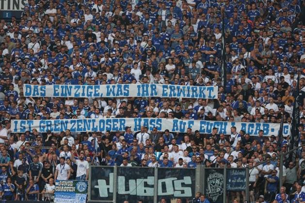 2. Bundesliga - FC Schalke 04 - 1. FC Köln am 01.09.2024 in der Veltins-Arena auf Schalke Die Schalke Fans mit einem Banner Transparent Spruchband - Das einzige was ihr erwirkt ist grenzenloser Hass auf euch - ACAB