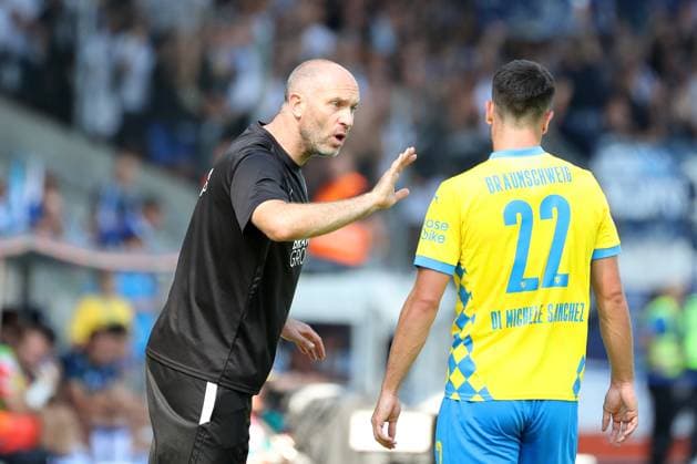 Braunschweig vs. Karlsruhe, 2. BL Braunschweig, 01.09.2024, FUßBALL - Eintracht Braunschweig vs. Karlsruher SC, 2. BL, Saison 2024 25. Cheftrainer Daniel Scherning (Eintracht Braunschweig), lautstark an der Seitenlinie, gestikulierend Braunschweig