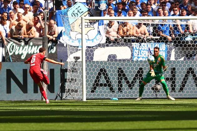 Torchance fuer Eric Martel (1. FC Koeln), gehalten von Justin Heekeren (FC Schalke 04) FC Schalke 04 vs. 1. FC Koeln, Fussball, 2. Bundesliga, 4. Spieltag, Saison 2024 2025, 01.09.2024 Foto: kolbert-press Ant Palmer Veltins Arena NRW Deutschland