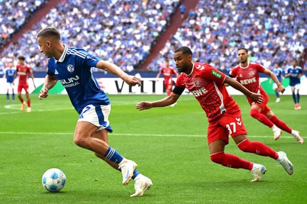Adrian Gantenbein (FC Schalke 04) und Linton Maina (1. FC Koeln) im Zweikampf waehrend des Spiels der 2. Bundesliga zwischen FC Schalke 04 und 1. FC Köln in der Veltins-Arena am 01. September 2024 in Gelsenkirchen, Deutschland. (Foto von Ralf Treese DeFodi Images) +++ Adrian Gantenbein (FC Schalke 04) und Linton Maina (1. FC Koeln) battle for the ball during the 2. Bundesliga match between FC Schalke 04 and 1. FC Köln at Veltins-Arena on September 1, 2024 in Gelsenkirchen, Germany. (Photo by Ralf Treese DeFodi Images) DFB DFL REGULATIONS PROHIBIT ANY USE OF PHOTOGRAPHS AS IMAGE SEQUENCES AND OR QUASI-VIDEO. Defodi-521_S04KOE20240901_028