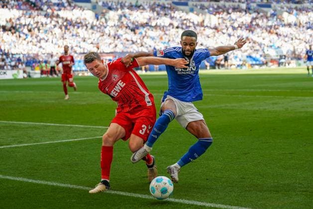 Fußball: 2. Bundesliga Saison 2024 - 2025, 4. Spieltag - FC Schalke 04 vs. 1. FC Köln - Veltins-Arena, Gelsenkirchen: Zweikampf Kölns Dominique Heintz mit Schalkes Moussa Sylla