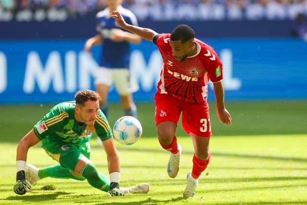 Torhueter Justin Heekeren (FC Schalke 04) und Linton Maina (1. FC Koeln) kaempfen um den Ball, 2. Bundesliga, FC Schalke 04 vs 1. FC Köln, Veltins-Arena am 01. September 2024 in Gelsenkirchen, Deutschland. (Foto von Marco Steinbrenner DeFodi Images) Torhueter Justin Heekeren (FC Schalke 04) und Linton Maina (1. FC Koeln) battle for the ball, 2. Bundesliga, FC Schalke 04 vs 1. FC Köln, Veltins-Arena, September 1, 2024 in Gelsenkirchen, Germany. (Photo by Marco Steinbrenner DeFodi Images) DFB DFL REGULATIONS PROHIBIT ANY USE OF PHOTOGRAPHS AS IMAGE SEQUENCES AND OR QUASI-VIDEO. Defodi-700_schalke_koeln_20240901_036