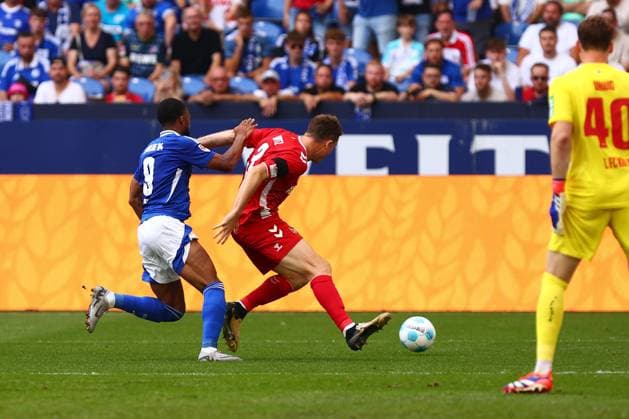 Dominique Heintz (1. FC Koeln) verfolgt von Moussa Sylla (FC Schalke 04) FC Schalke 04 vs. 1. FC Koeln, Fussball, 2. Bundesliga, 4. Spieltag, Saison 2024 2025, 01.09.2024 Foto: kolbert-press Ant Palmer Veltins Arena NRW Deutschland
