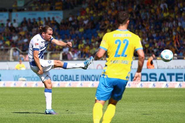 01.09.2024, xtgx, Fussball 2. Bundesliga, Eintracht Braunschweig - Karlsruher SC emspor, v.l. Sebastian Jung (Karlsruhe, 2) schiesst den Ball aufs Tor, Torschuss, Schuss (DFL DFB REGULATIONS PROHIBIT ANY USE OF PHOTOGRAPHS as IMAGE SEQUENCES and or QUASI-VIDEO) Braunschweig