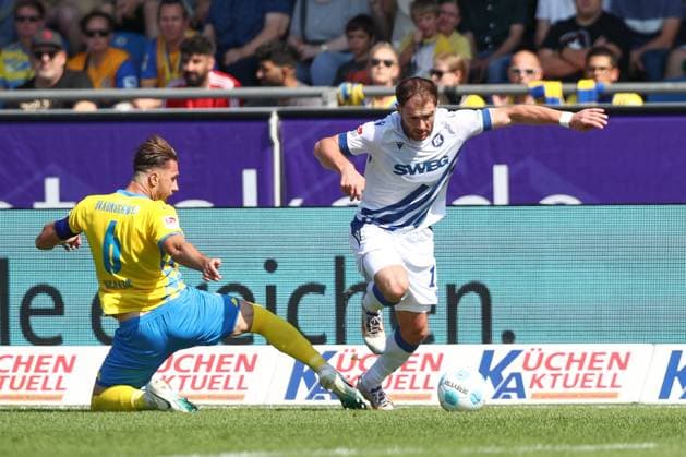 01.09.2024, xtgx, Fussball 2. Bundesliga, Eintracht Braunschweig - Karlsruher SC emspor, v.l. Ermin Bicakcic (Braunschweig, 6), Budu Zivivadze (Karlsruhe, 11) Zweikampf, Duell, Kampf, tackle (DFL DFB REGULATIONS PROHIBIT ANY USE OF PHOTOGRAPHS as IMAGE SEQUENCES and or QUASI-VIDEO) Braunschweig