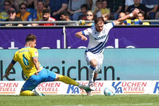 01.09.2024, xtgx, Fussball 2. Bundesliga, Eintracht Braunschweig - Karlsruher SC emspor, v.l. Ermin Bicakcic (Braunschweig, 6), Budu Zivivadze (Karlsruhe, 11) Zweikampf, Duell, Kampf, tackle (DFL DFB REGULATIONS PROHIBIT ANY USE OF PHOTOGRAPHS as IMAGE SEQUENCES and or QUASI-VIDEO) Braunschweig