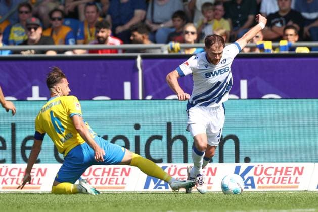 01.09.2024, xtgx, Fussball 2. Bundesliga, Eintracht Braunschweig - Karlsruher SC emspor, v.l. Ermin Bicakcic (Braunschweig, 6), Budu Zivivadze (Karlsruhe, 11) Zweikampf, Duell, Kampf, tackle (DFL DFB REGULATIONS PROHIBIT ANY USE OF PHOTOGRAPHS as IMAGE SEQUENCES and or QUASI-VIDEO) Braunschweig