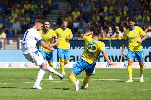 01.09.2024, xtgx, Fussball 2. Bundesliga, Eintracht Braunschweig - Karlsruher SC emspor, v.l. Dzenis Burnic (Karlsruhe, 7) schiesst den Ball aufs Tor, Torschuss, Schuss (DFL DFB REGULATIONS PROHIBIT ANY USE OF PHOTOGRAPHS as IMAGE SEQUENCES and or QUASI-VIDEO) Braunschweig