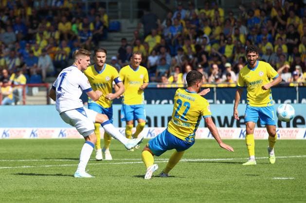 01.09.2024, xtgx, Fussball 2. Bundesliga, Eintracht Braunschweig - Karlsruher SC emspor, v.l. Dzenis Burnic (Karlsruhe, 7) schiesst den Ball aufs Tor, Torschuss, Schuss (DFL DFB REGULATIONS PROHIBIT ANY USE OF PHOTOGRAPHS as IMAGE SEQUENCES and or QUASI-VIDEO) Braunschweig