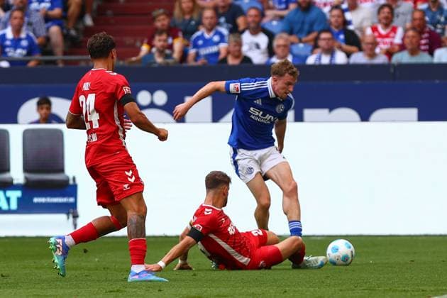 Tobias Mohr (FC Schalke 04) im Zweikampf, Aktion, mit Jan Thielmann (1. FC Koeln) FC Schalke 04 vs. 1. FC Koeln, Fussball, 2. Bundesliga, 4. Spieltag, Saison 2024 2025, 01.09.2024 Foto: kolbert-press Ant Palmer Veltins Arena NRW Deutschland