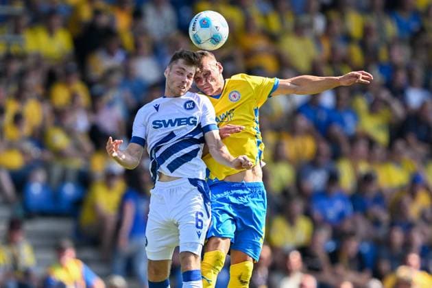 2. Liga - Eintracht Braunschweig - Karlsruher SC am 01.09.2024 im Eintracht Stadion in Braunschweig Leon Jensen (Karlsruhe) im Zweikampf gegen Sven Köhler Koehler (Braunschweig)