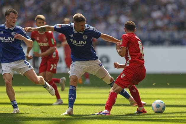 Gelsenkirchen, Deutschland, 01.09.24: Janik Bachmann (FC Schalke 04) und Eric Martel (1. FC Koeln) im Kampf um den Ball waehrend des Spiels der 2. Bundesliga zwischen FC Schalke 04 vs 1.FC Köln in der Veltins-Arena am 01. September 2024 in Gelsenkirchen, Deutschland. (Foto von Stefan Brauer Brauer-Fotoagentur) Gelsenkirchen, Germany, 01.09.24: Janik Bachmann (FC Schalke 04) und Eric Martel (1. FC Koeln) battle for the ball during the 2. Bundesliga match between FC Schalke 04 vs 1.FC Köln at Veltins-Arena on September 1, 2024 in Gelsenkirchen, Germany. (Photo by Stefan Brauer Brauer-Fotoagentur) Gelsenkirchen Veltins-Arena Germany