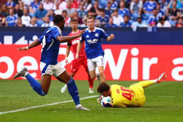 Jonas Urbig (1. FC Koeln) haltet eine Flanke von Derry John Murkin (FC Schalke 04) FC Schalke 04 vs. 1. FC Koeln, Fussball, 2. Bundesliga, 4. Spieltag, Saison 2024 2025, 01.09.2024 Foto: kolbert-press Ant Palmer Veltins Arena NRW Deutschland