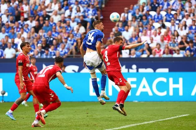 Torchance fuer Janik Bachmann (FC Schalke 04), unter druck von Dominique Heintz (1. FC Koeln) FC Schalke 04 vs. 1. FC Koeln, Fussball, 2. Bundesliga, 4. Spieltag, Saison 2024 2025, 01.09.2024 Foto: kolbert-press Ant Palmer Veltins Arena NRW Deutschland