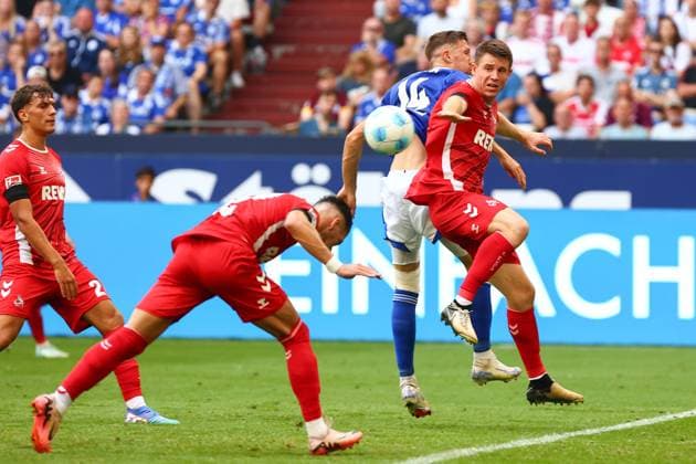 Torchance fuer Janik Bachmann (FC Schalke 04), unter druck von Dominique Heintz (1. FC Koeln) FC Schalke 04 vs. 1. FC Koeln, Fussball, 2. Bundesliga, 4. Spieltag, Saison 2024 2025, 01.09.2024 Foto: kolbert-press Ant Palmer Veltins Arena NRW Deutschland