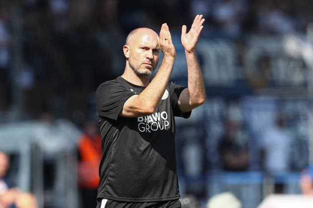 01.09.2024, xtgx, Fussball 2. Bundesliga, Eintracht Braunschweig - Karlsruher SC emspor, v.l. Daniel Scherning (Braunschweig, Trainer) gibt Anweisungen, gestikuliert mit den Armen, gesticulate, gives instructions (DFL DFB REGULATIONS PROHIBIT ANY USE OF PHOTOGRAPHS as IMAGE SEQUENCES and or QUASI-VIDEO) Braunschweig