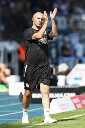 01.09.2024, xtgx, Fussball 2. Bundesliga, Eintracht Braunschweig - Karlsruher SC emspor, v.l. Daniel Scherning (Braunschweig, Trainer) gibt Anweisungen, gestikuliert mit den Armen, gesticulate, gives instructions (DFL DFB REGULATIONS PROHIBIT ANY USE OF PHOTOGRAPHS as IMAGE SEQUENCES and or QUASI-VIDEO) Braunschweig