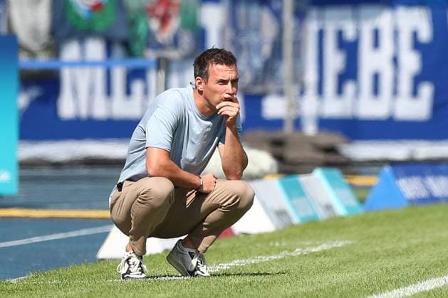 01.09.2024, xtgx, Fussball 2. Bundesliga, Eintracht Braunschweig - Karlsruher SC emspor, v.l. Christian Eichner (Karlsruhe, Trainer) nachdenklich (DFL DFB REGULATIONS PROHIBIT ANY USE OF PHOTOGRAPHS as IMAGE SEQUENCES and or QUASI-VIDEO) Braunschweig