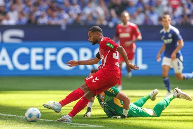 01.09.2024, Fussball, Saison 2024 2025, 2. Bundesliga, 4. Spieltag, FC Schalke 04 - 1. FC Köln, Linton Maina (1. FC Köln) erzielt das Tor zum 0 zu 2. Gelsenkirchen Veltins Arena NRW Deutschland xRHR-FOTO TRx