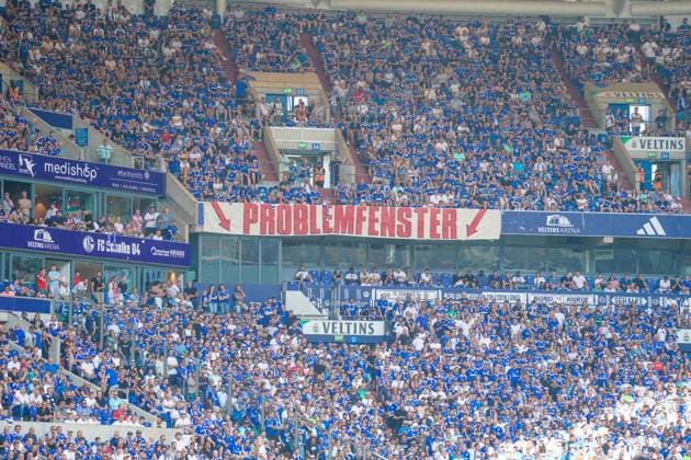 Sport Bilder des Tages Fußball: 2. Bundesliga Saison 2024 - 2025, 4. Spieltag - FC Schalke 04 vs. 1. FC Köln - Veltins-Arena, Gelsenkirchen: Schalker Fanszene hat ein Banner Transparent Spruchband mit Problemfenster aufgehängt - gegen die Polizei und Choreoverbote