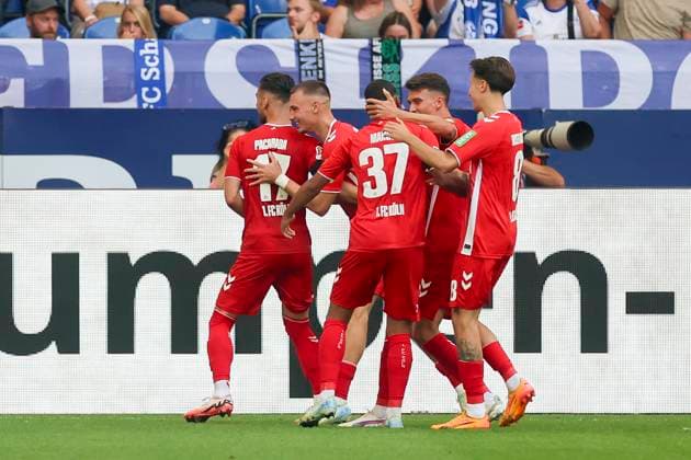 Tim Lemperle (1. FC Koeln) bejubelt seinen Treffer mit den Teamkollegen, 2. Bundesliga, FC Schalke 04 vs 1. FC Köln, Veltins-Arena am 01. September 2024 in Gelsenkirchen, Deutschland. (Foto von Marco Steinbrenner DeFodi Images) Tim Lemperle (1. FC Koeln) celebrates his goal with teammates, 2. Bundesliga, FC Schalke 04 vs 1. FC Köln, Veltins-Arena, September 1, 2024 in Gelsenkirchen, Germany. (Photo by Marco Steinbrenner DeFodi Images) DFB DFL REGULATIONS PROHIBIT ANY USE OF PHOTOGRAPHS AS IMAGE SEQUENCES AND OR QUASI-VIDEO. Defodi-700_schalke_koeln_20240901_039