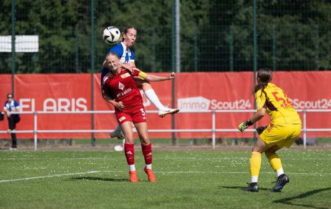 Fussball, Frauen, Regionalliga Nordost, Saison 2024 2025 (2. Spieltag), 1. FC Union Berlin II - Hertha BSC, v. l. Lucy Wendling (Union II), Svenja Poock (oben, Hertha), Torwart Defne Sarioglu (Union), 01.09. 2024, Copyright: xMatthiasxKochx