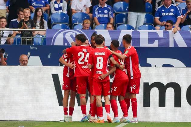 Tim Lemperle (1. FC Koeln) bejubelt seinen Treffer mit den Teamkollegen, 2. Bundesliga, FC Schalke 04 vs 1. FC Köln, Veltins-Arena am 01. September 2024 in Gelsenkirchen, Deutschland. (Foto von Marco Steinbrenner DeFodi Images) Tim Lemperle (1. FC Koeln) celebrates his goal with teammates, 2. Bundesliga, FC Schalke 04 vs 1. FC Köln, Veltins-Arena, September 1, 2024 in Gelsenkirchen, Germany. (Photo by Marco Steinbrenner DeFodi Images) DFB DFL REGULATIONS PROHIBIT ANY USE OF PHOTOGRAPHS AS IMAGE SEQUENCES AND OR QUASI-VIDEO. Defodi-700_schalke_koeln_20240901_040