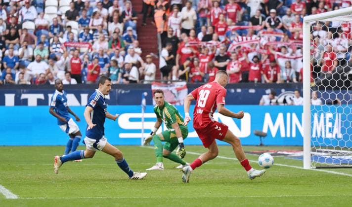 Tim Lemperle (1.FC Koeln), re., erzielt das tor zum 0:3, links Ron Schallenberg (FC Schalke 04), Torwart Justin Heekeren (FC Schalke 04) 01.09.2024, Fussball 2. Bundesliga, 4. Spieltag, Saison 2024 2025 FC Schalke 04 - 1. FC Köln Gelsenkirchen Veltins Arena Nordrhein Westfalen Deutschland