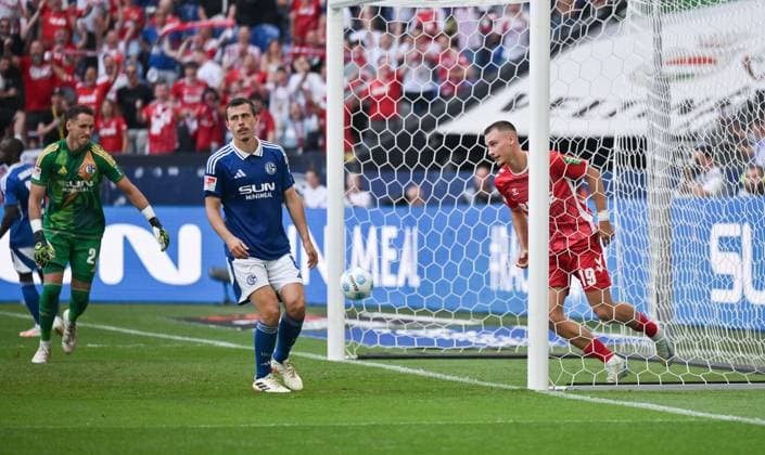 Tim Lemperle (1.FC Koeln), re., erzielt das tor zum 0:3, links Ron Schallenberg (FC Schalke 04), Torwart Justin Heekeren (FC Schalke 04) 01.09.2024, Fussball 2. Bundesliga, 4. Spieltag, Saison 2024 2025 FC Schalke 04 - 1. FC Köln Gelsenkirchen Veltins Arena Nordrhein Westfalen Deutschland