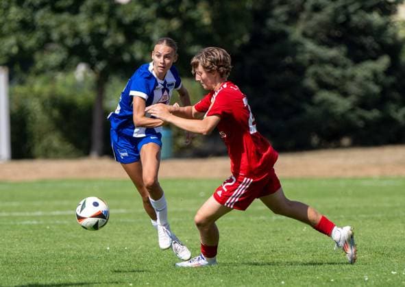 Fussball, Frauen, Regionalliga Nordost, Saison 2024 2025 (2. Spieltag), 1. FC Union Berlin II - Hertha BSC, v. l. Lotte Reimold (Hertha), Zita Rurack Union II), 01.09. 2024, Copyright: xMatthiasxKochx