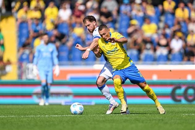 2. Liga - Eintracht Braunschweig - Karlsruher SC am 01.09.2024 im Eintracht Stadion in Braunschweig Budu Zivzivadze (Karlsruhe) im Zweikampf gegen Sven Köhler Koehler (Braunschweig)