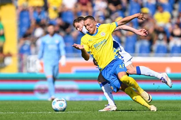 2. Liga - Eintracht Braunschweig - Karlsruher SC am 01.09.2024 im Eintracht Stadion in Braunschweig Budu Zivzivadze (Karlsruhe) im Zweikampf gegen Sven Köhler Koehler (Braunschweig)
