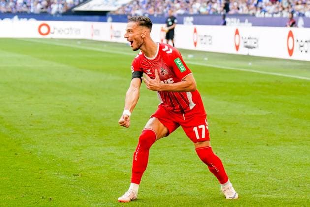 Fußball: 2. Bundesliga Saison 2024 - 2025, 4. Spieltag - FC Schalke 04 vs. 1. FC Köln - Veltins-Arena, Gelsenkirchen: Kölns Leart Paqarada legt mustergültig von halblinks scharf quer an den zweiten Pfosten, wo Kölns Tim Lemperle keine Mühe hat, das dritte Tor zu erzielen. Tor, Jubel, Freude beim 0:3 nach Wiederanpfiff in der 46. Minute