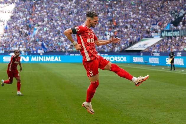 Fußball: 2. Bundesliga Saison 2024 - 2025, 4. Spieltag - FC Schalke 04 vs. 1. FC Köln - Veltins-Arena, Gelsenkirchen: Kölns Leart Paqarada legt mustergültig von halblinks scharf quer an den zweiten Pfosten, wo Kölns Tim Lemperle keine Mühe hat, das dritte Tor zu erzielen. Tor, Jubel, Freude beim 0:3 nach Wiederanpfiff in der 46. Minute